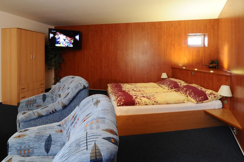 Hotel Kobero Ricany  Luaran gambar