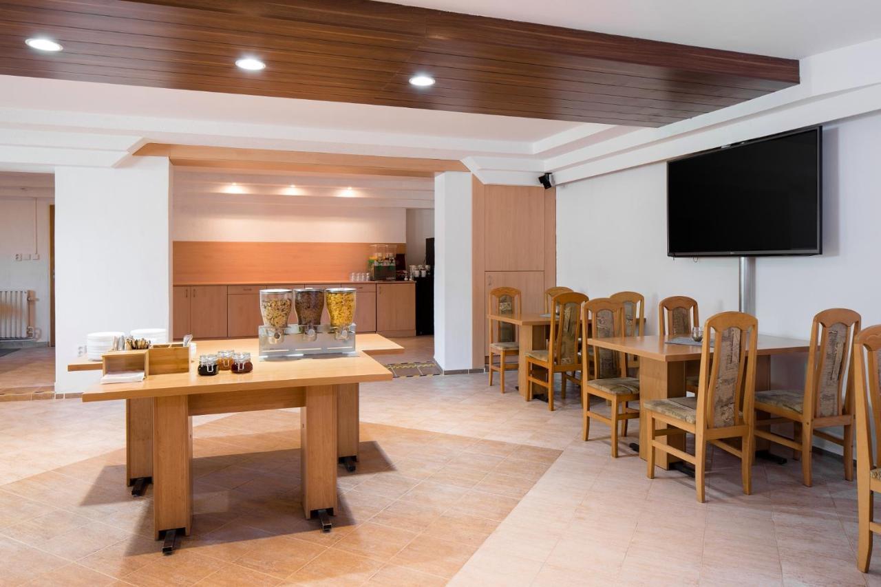 Hotel Kobero Ricany  Luaran gambar