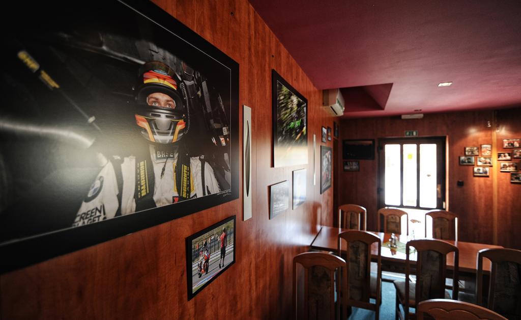 Hotel Kobero Ricany  Luaran gambar