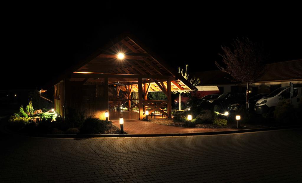 Hotel Kobero Ricany  Luaran gambar